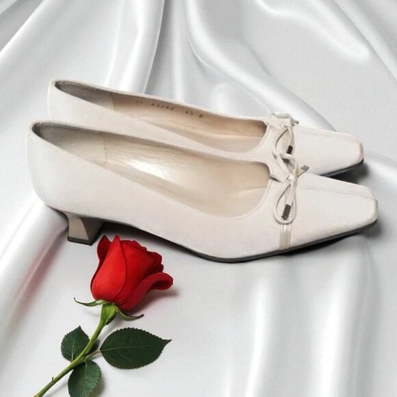 Stuart Weitzman  Stuart French Kitten Bell Heel Shoes – Size 4.5B - Picture 2 of 13